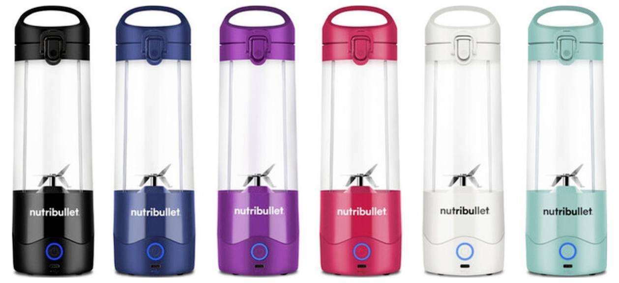 Eine Reihe von sechs tragbaren Standmixern in Schwarz, Blau, Lila, Rot, Weiß und Petrol, alle mit transparenten Mixbehältern und mit der Aufschrift "nutribullet" versehen.