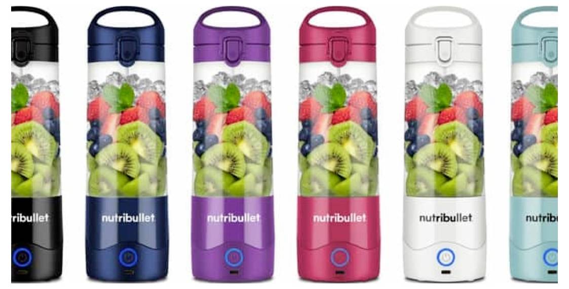 Sechs buolle Nutribullet-Standmixer sind aufgereiht und präsentieren verschiedene Farbtöne: Schwarz, Blau, Lila, Rot, Weiß und Petrol, gefüllt mit Früchten.
