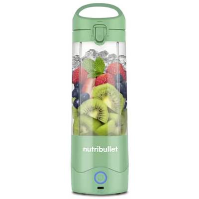 Ein grüner Nutribullet Standmixer, gefüllt mit frisch geschnittenen Obstsorten und Eis, darunter Kiwis, Erdbeeren, Blaubeeren und ein Minzblatt.
