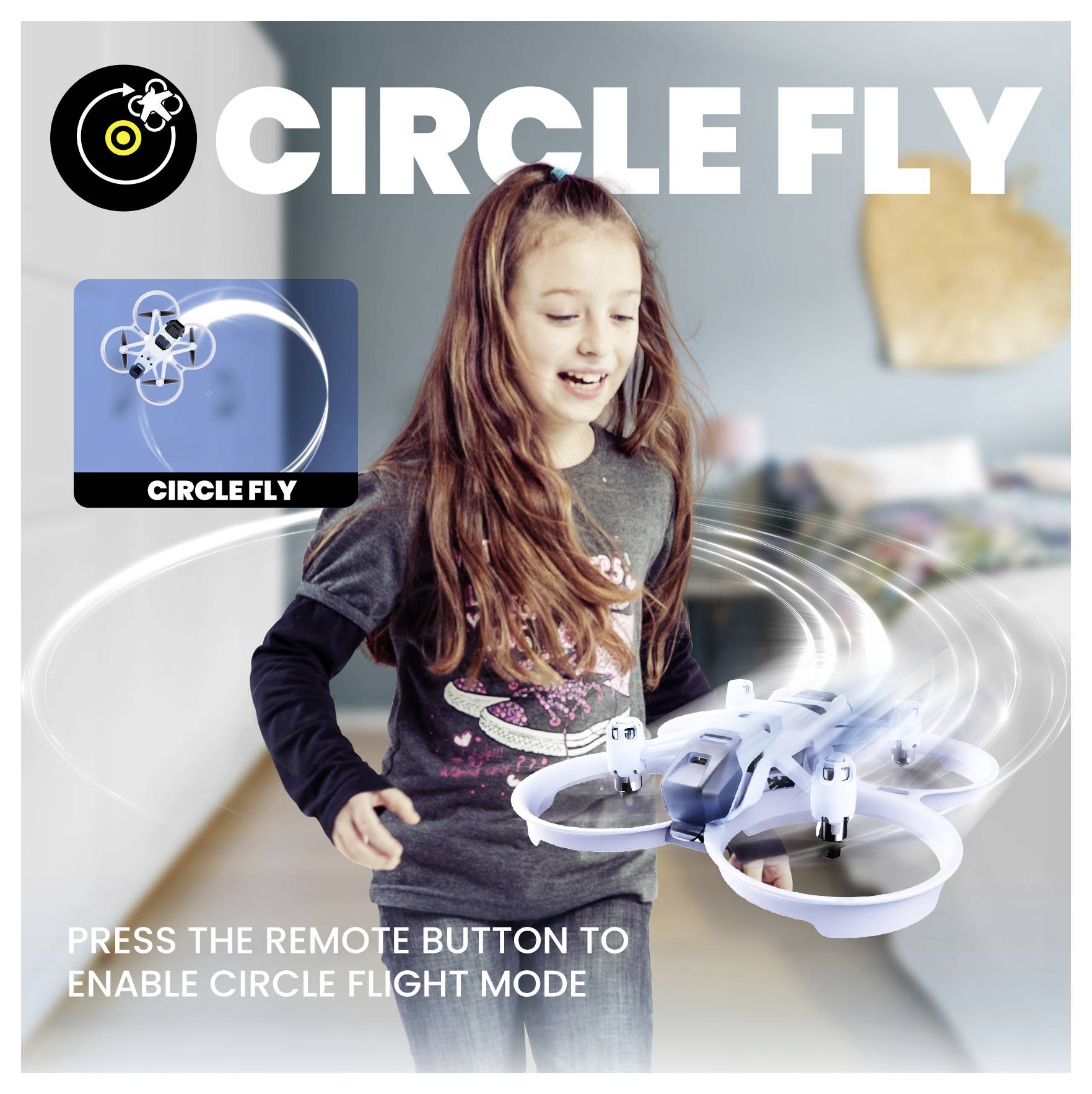 Ein Kind lächelt, während eine Drohne einen Kreisflug durchführt. Der Text lautet „CIRCLE FLY" und „Drücken Sie die Fernbedienungstaste, um den Kreisflugmodus zu aktivieren."