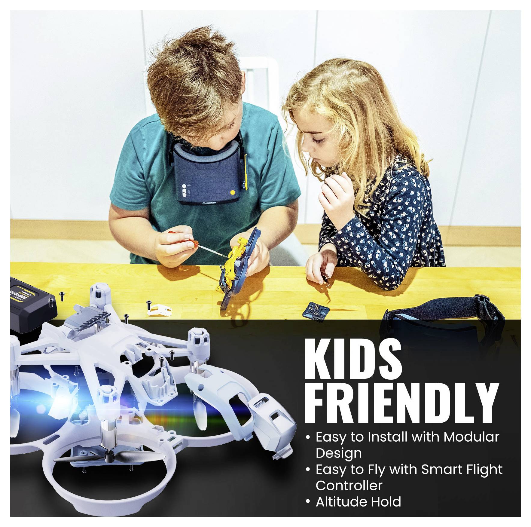 Zwei Kinder spielen mit einer Drohne und konzentrieren sich auf deren Zusammenbau. Der Text lautet „KINDERFREUNDLICH" mit den Funktionen: modulares Design, intelligente Flugsteuerung, Höhenhaltung.