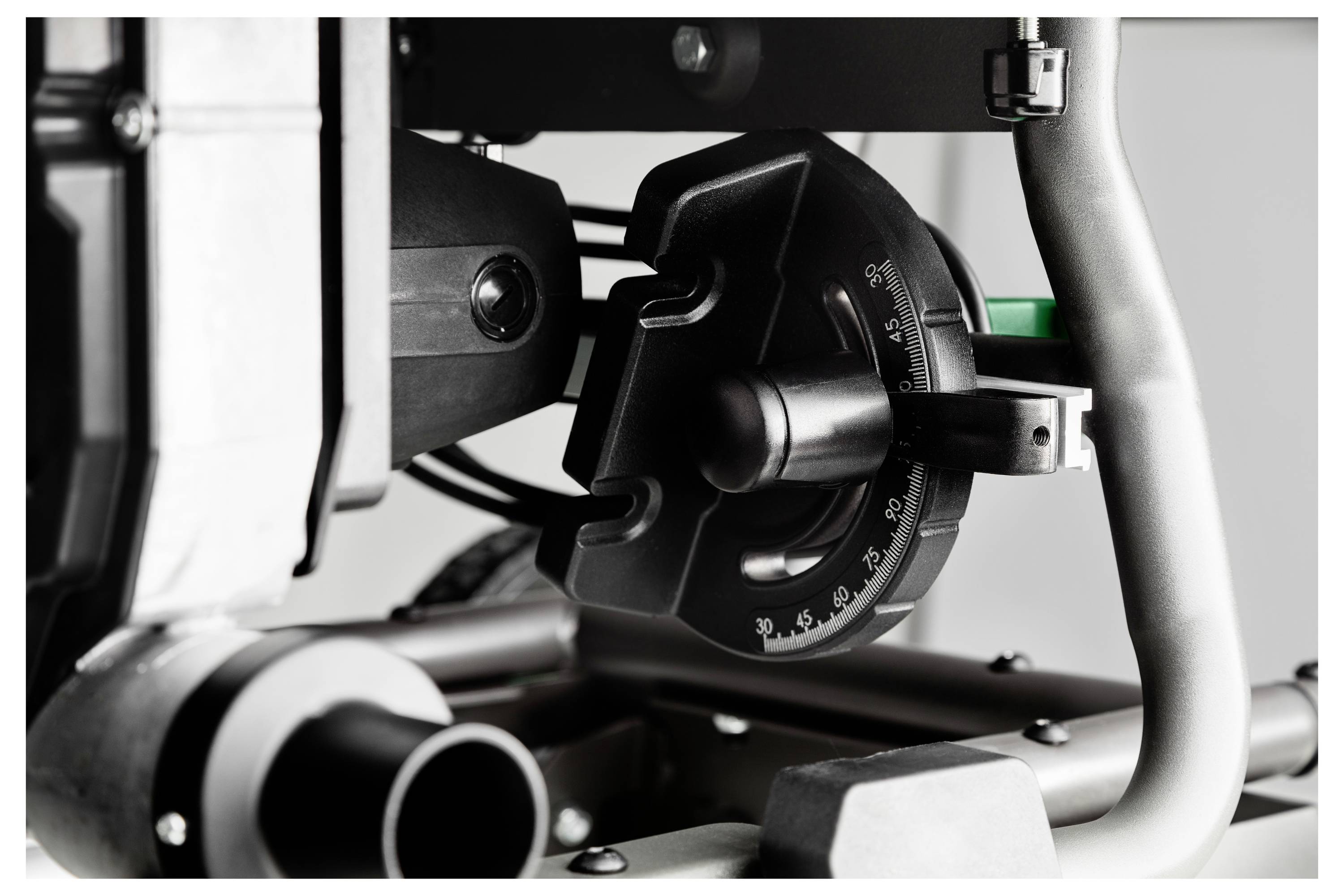 Nahaufnahme einer industriellen Maschine mit einem verstellbaren Wahlschalter, der mit einer numerischen Skala versehen ist; Teil eines größeren mechanischen Systems.