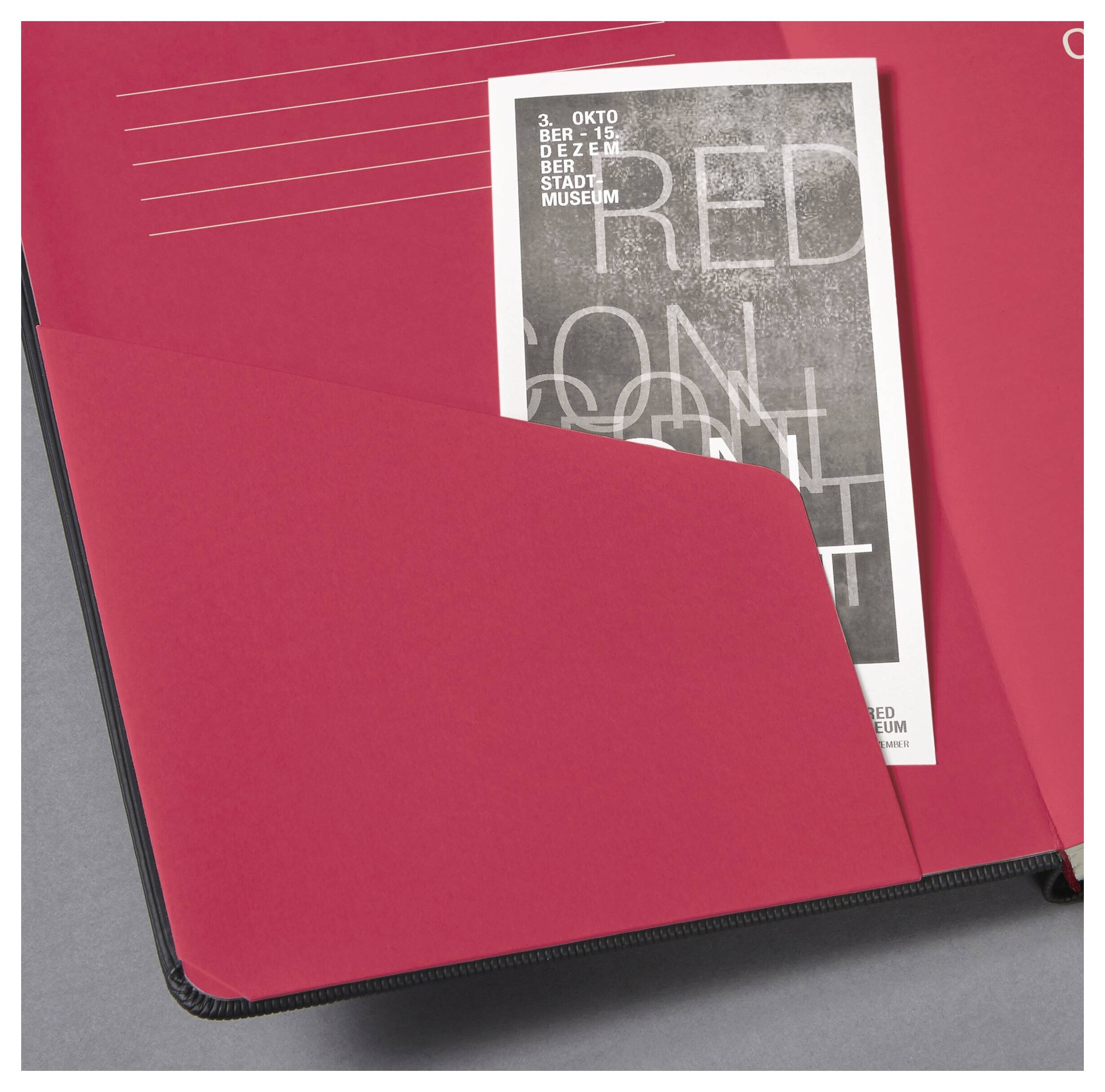 Ein schwarzes Notizbuch mit einer roten Innenseite, das eine Broschüre enthält, auf der "Red On Print" steht, mit weißen Linien und Text im Hintergrund.