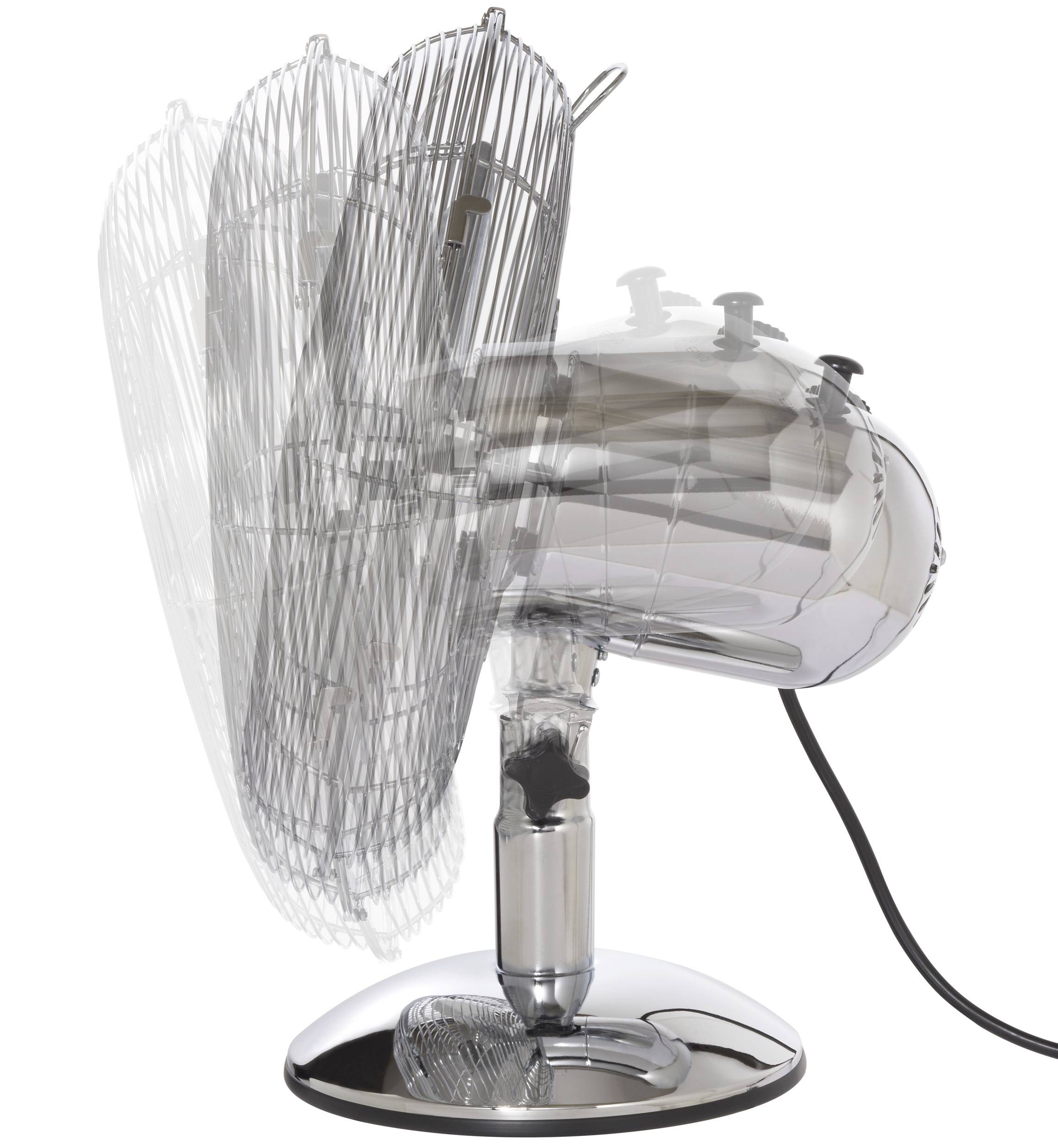Ein silberner oszillierender Schreibtischventilator wird in Mittelbewegung gezeigt, wobei der Kopf von Seite zu Seite schwenkt.