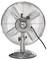Ein metallischer Tischventilator mit einer runden Maschenvorderseite und drei Flügeln, aufrecht auf einer glänzenden Basis stehend, von vorne betrachtet.