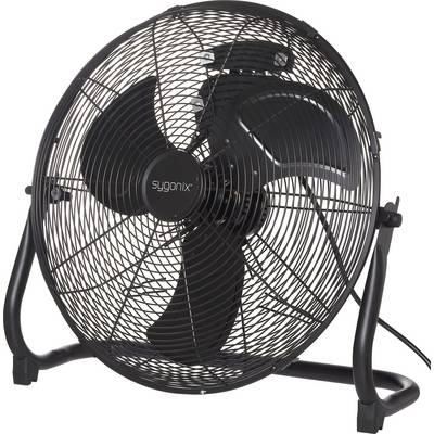 Ein schwarzer, zylindrischer Standventilator mit drei Flügeln und einem Metallgitter, leicht nach oben geneigt, auf einem stabilen Metallständer ruhend.