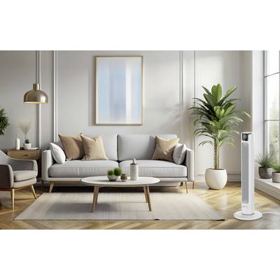 Ein modernes Wohnzimmer mit einem grauen Sofa, einem Couchtisch aus Holz und einem hohen weißen Luftreiniger. Große Zimmerpflanzen und sanftes Licht schaffen eine gemütliche Atmosphäre.