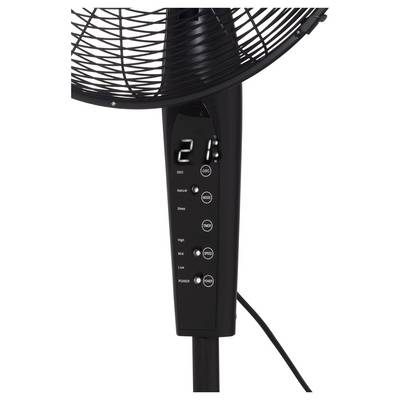 Ein schwarzer Standventilator mit digitalen Steuerungen zeigt '21' auf einem Display. Die Tasten sind mit Geschwindigkeit und Modi beschriftet: Disc, Natural, Schlaf.