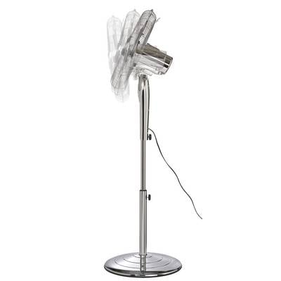 Ein stehender Oszillationsventilator in Chrom-Optik, von der Seite betrachtet, mit sichtbarer Neigungsbewegung und mehreren transparenten Ventilatorpositionen.