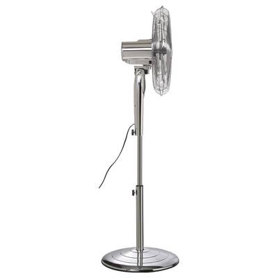 Ein silberner Standventilator mit einer kreisförmigen Basis und verstellbarer Höhe steht vor einem weißen Hintergrund. Das Netzkabel des Ventilators hängt locker herab.