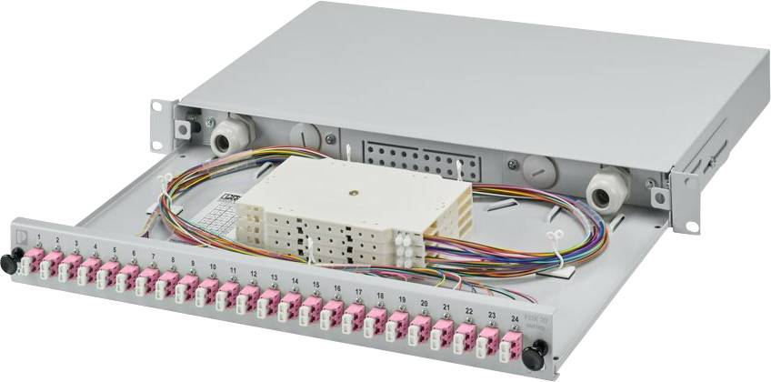 Glasfaser-Netzwerk-Patchpanel mit mehreren farbigen Kabeln, die an nummerierten Anschlüssen angeschlossen sind, verwendet zur Organisation und Weiterleitung von Netzwerkverbindungen.
