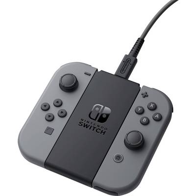 Ein grauer Nintendo Switch Joy-Con-Controller, der mit einem Ladegriff verbunden ist und die üblichen Gaming-Tasten und Joysticks aufweist.