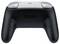 Ein schwarzer und weißer Videospiel-Controller mit sichtbaren Tasten und Auslösern, auf dessen Rückseite das Logo von 'Nintendo' zu sehen ist.