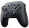 Ein schwarzer Nintendo Switch Pro Controller mit zwei Analogsticks, Steuerkreuz und Tasten mit den Beschriftungen A, B, X, Y zum Spielen.