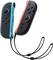 Zwei Nintendo Switch Joy-Con-Controller, einer blau und einer rot, mit angebrachten Handgelenkschlaufen.