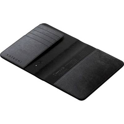 Eine schwarze Lederbrieftasche mit mehreren Kartenfächern auf der linken Seite, entwickelt zum Tragen eines Ladegeräts, mit der Aufschrift "Satechi".