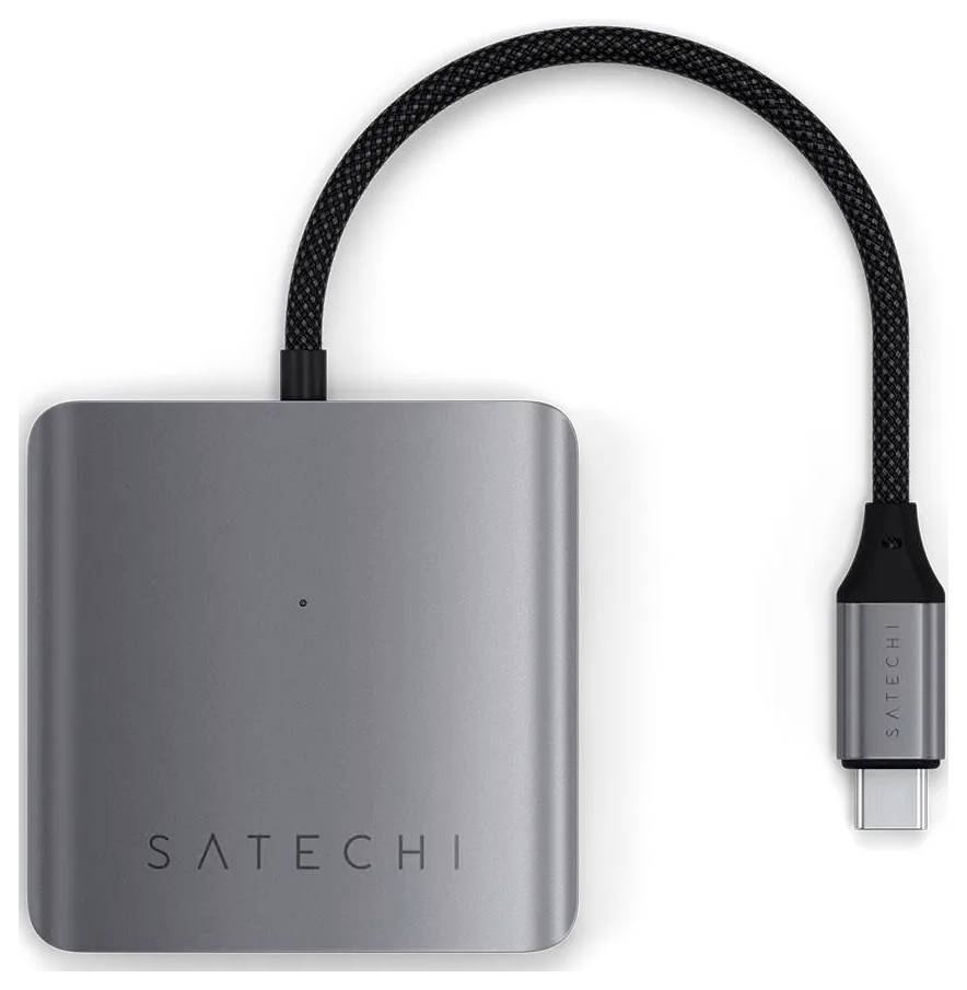 Ein Satechi USB-C Hub mit quadratischem grauem Design, angeschlossen an ein kurzes geflochtenes Kabel und einen USB-C-Anschluss.