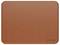 Eine braune, rechteckige Satechi-Ledermaus-Unterlage mit genähten Kanten.
