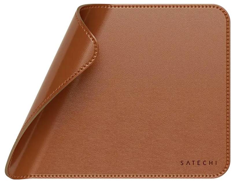 Eine braune Lederunterlage für den Schreibtisch mit leicht umgeschlagenem Eck. In der unteren Ecke befindet sich die Markenbezeichnung "Satechi".