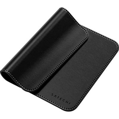 Eine schwarze Lederschreibunterlage, ordentlich aufgerollt, mit dem Schriftzug 'Satechi' in der Ecke geprägt.