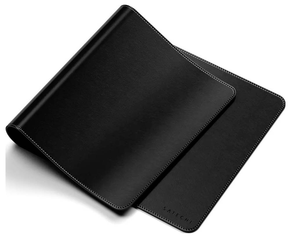 Eine schwarze Leder-Schreibunterlage mit glatter Textur, mit dem Markennamen 'Satechi', der in der Ecke geprägt ist.
