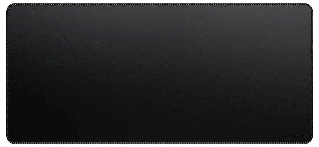 Ein schwarzes, rechteckiges Gaming-Mousepad mit umsäumten Kanten.