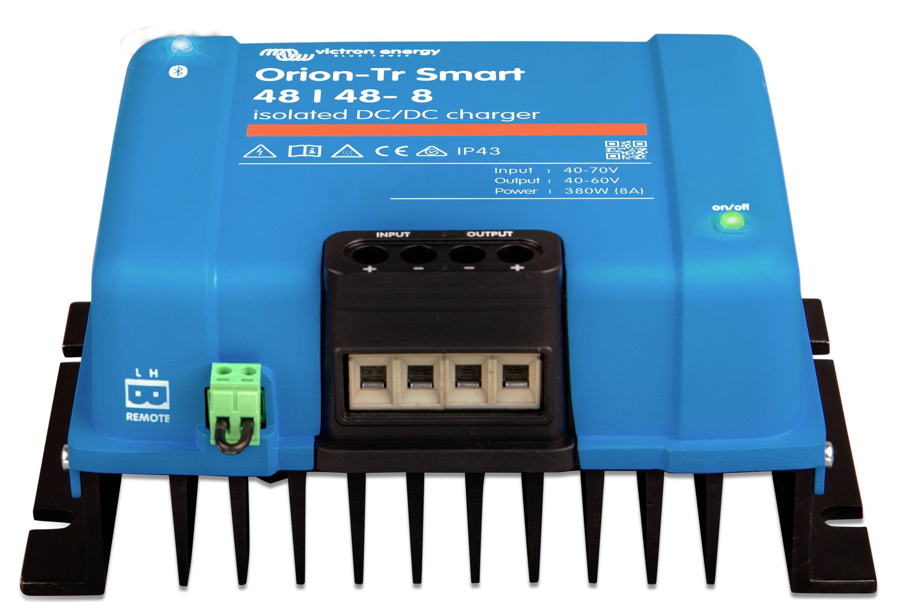 'Blauer Victron Energy Orion-Tr Smart 48/48-8 isolierter DC/DC-Ladegerät mit belüfteter Basis, LED-Anzeigen und beschrifteten Eingangs-/Ausgangsbuchsen.'