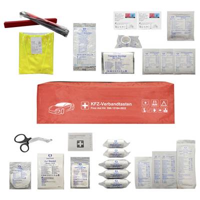 Roter Erste-Hilfe-Kasten mit Verbandsmaterial, medizinischem Klebeband, Schere, Dreiecktuch, Handschuhen und sterilen Kompressen, auf weißem Hintergrund angeordnet.