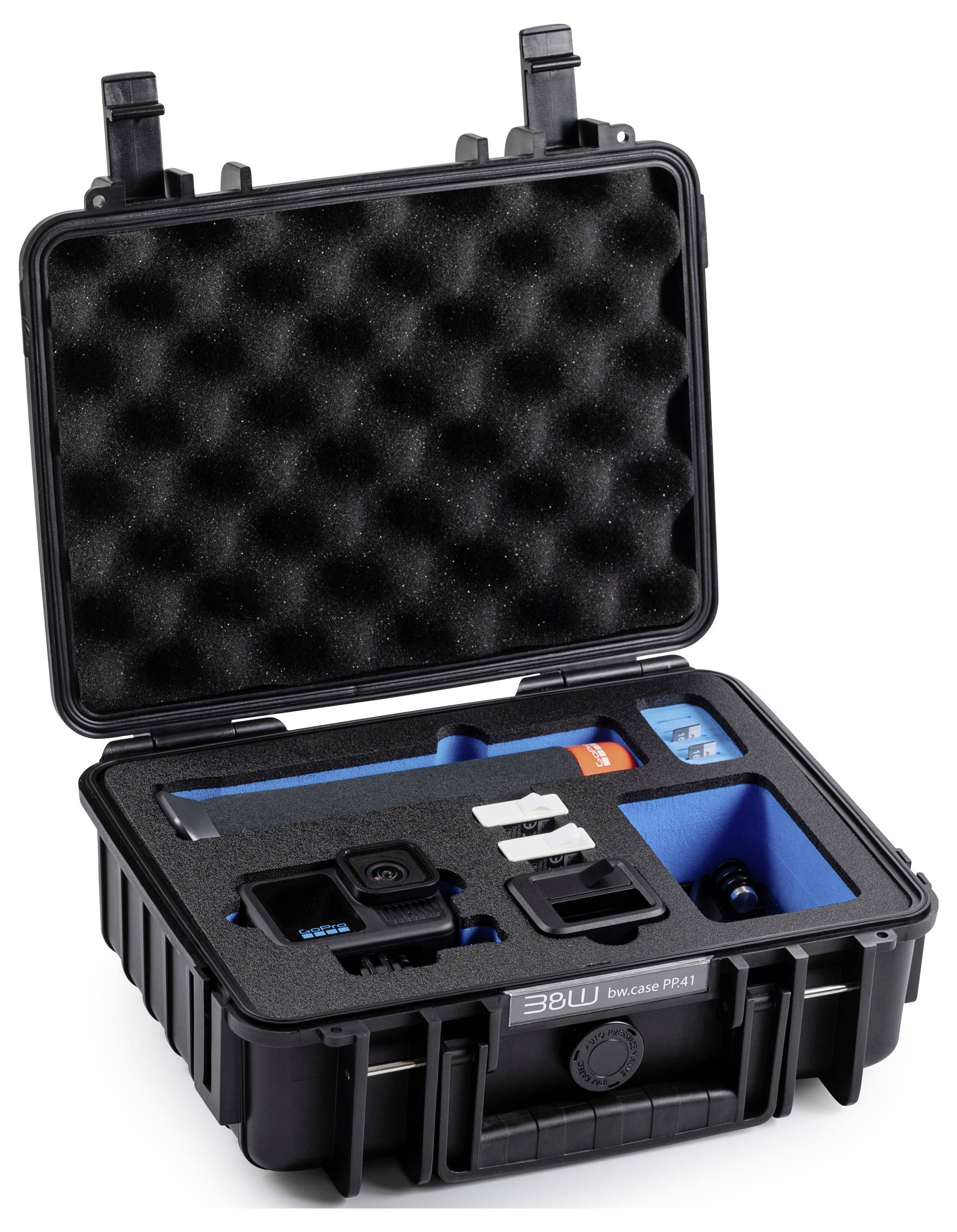 Ein schwarzer Hartschalenkoffer mit Schaumstoffpolsterung im Inneren, der darauf ausgelegt ist, Kameraausrüstung und Zubehör wie Objektive und Halterungen sicher zu halten und zu organisieren.