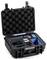 Ein schwarzer Hartschalenkoffer mit Schaumstoffpolsterung im Inneren, der darauf ausgelegt ist, Kameraausrüstung und Zubehör wie Objektive und Halterungen sicher zu halten und zu organisieren.