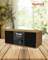 Ein Holzradio mit digitaler Anzeige und Bedienknöpfen auf einem Holztisch. Abmessungen sind beschriftet: 12,5 cm Höhe, 27,9 cm Breite.