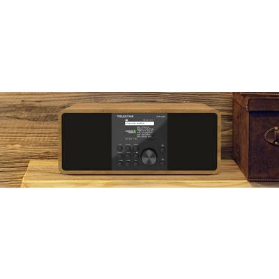 Ein holzgerahmtes digitales Radio auf einem Regal zeigt "Classic Radio" auf dem Bildschirm mit Menüoptionen.