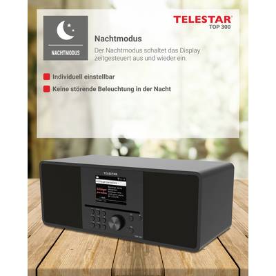 'Nachtmodus' Prospekt über ein Radio auf einem Holztisch. Beschreibt Funktionen: individuell einstellbar, keine Beleuchtung in der Nacht.