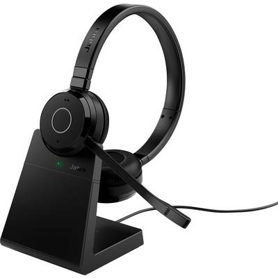 Ein schwarzes Jabra-Headset, das auf einem Ladegerät ruht, mit einem nach vorne gerichteten angeschlossenen Mikrofon. Ein Kabel ragt vom Ständer heraus.