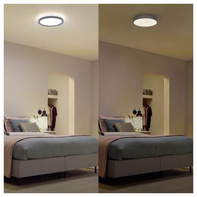 Schlafzimmer mit grauem Bett, beigen Wänden, Deckenleuchte links an im linken Bild und Deckenleuchte aus im rechten Bild, zeigt Beleuchtungsänderungen.