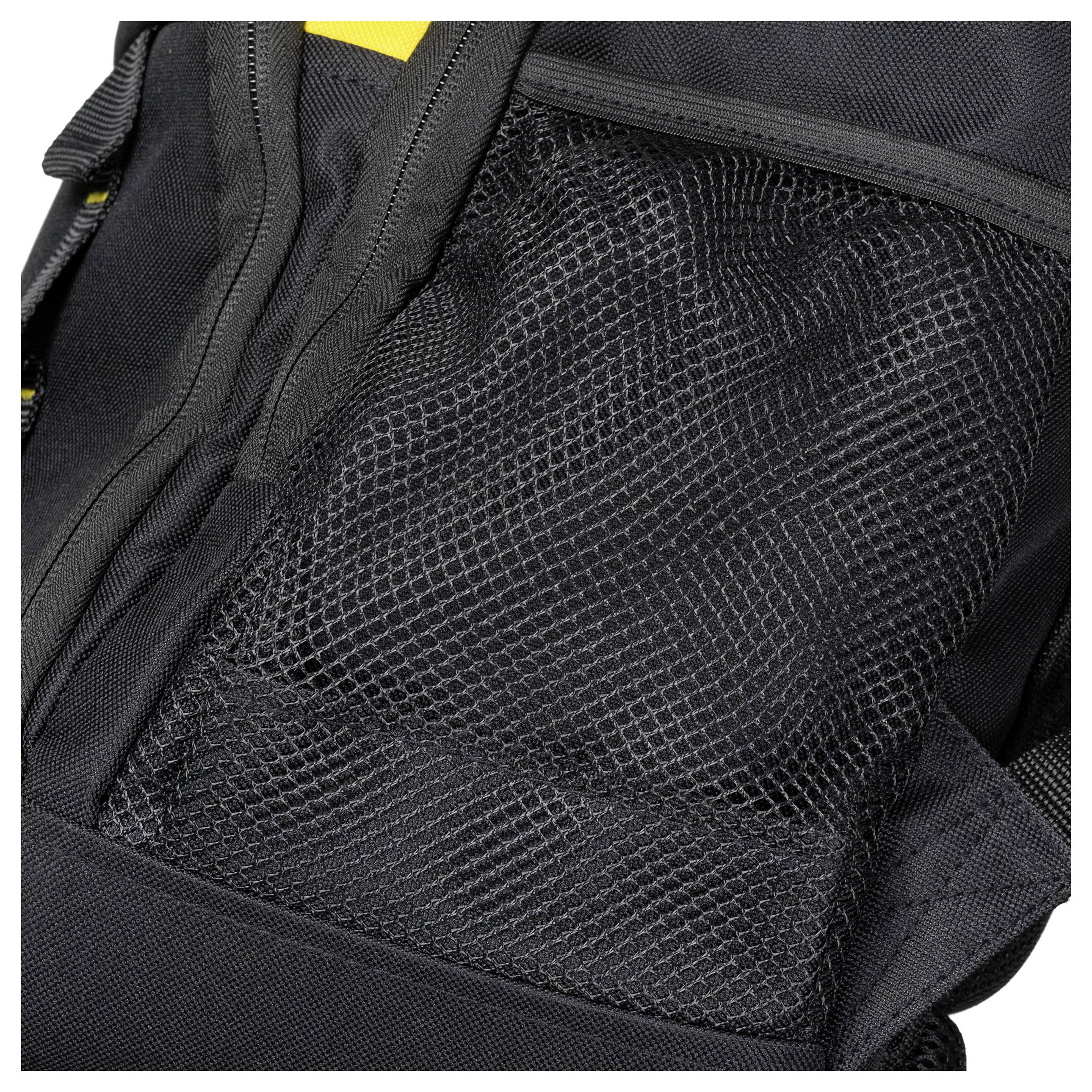 Nahaufnahme eines schwarzen Rucksacks mit einer Netztasche an der Seite, geeignet zum Verstauen von kleinen Gegenständen oder einer Wasserflasche.