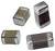 Vier kleine, rechteckige elektronische Komponenten mit metallischen Enden, möglicherweise Kondensatoren oder Induktoren, variieren in ihrer Farbe zwischen hellen und dunklen Schattierungen.