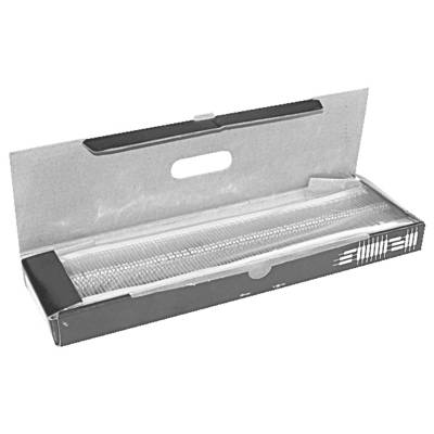 Karton-Verpackung mit transparenten Einweg-Trinkhalmen, versehen mit einem Ausschnitt zum Tragen. Der Deckel der Schachtel ist geöffnet und zeigt den Inhalt.