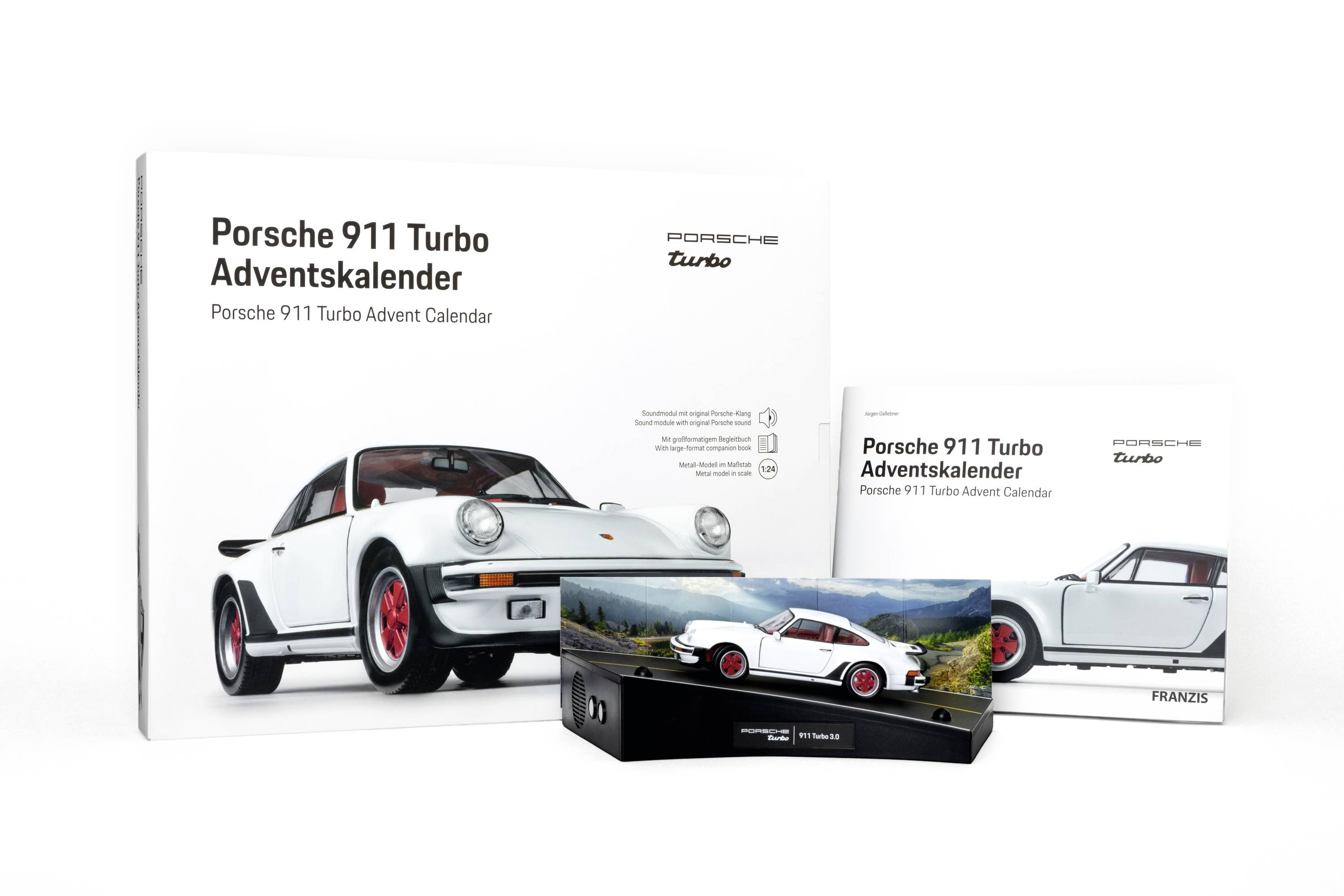 Porsche 911 Turbo Adventskalender mit einem Miniaturmodell und malerischer Kulisse. Die Verpackung zeigt ein weißes Auto mit roten Akzenten.