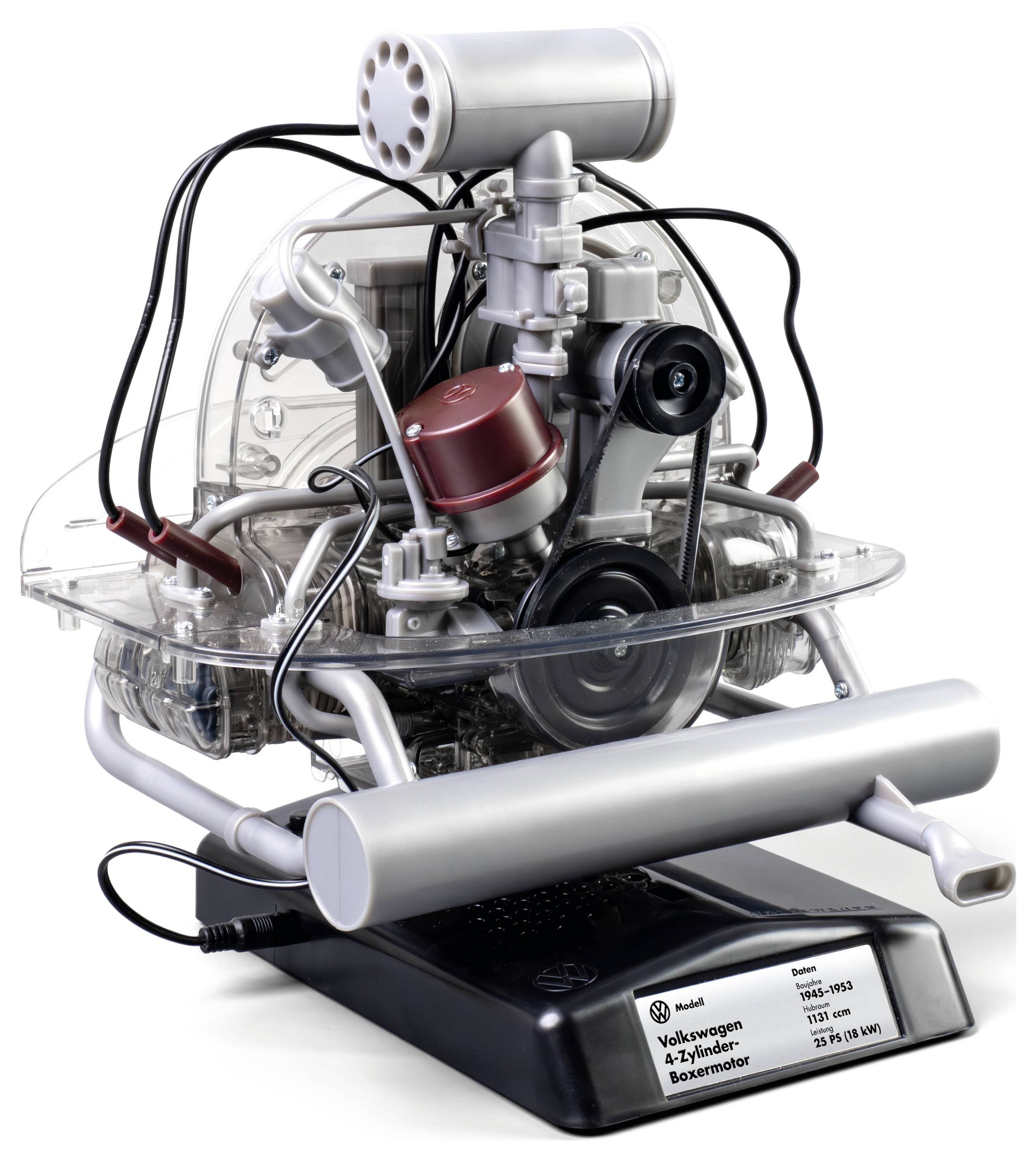 Ein Modell eines Volkswagen 4-Zylinder-Boxermotors, das detaillierte Komponenten wie Kolben, Zündkerzen und Auspuffrohre auf einem Ausstellungsständer präsentiert.