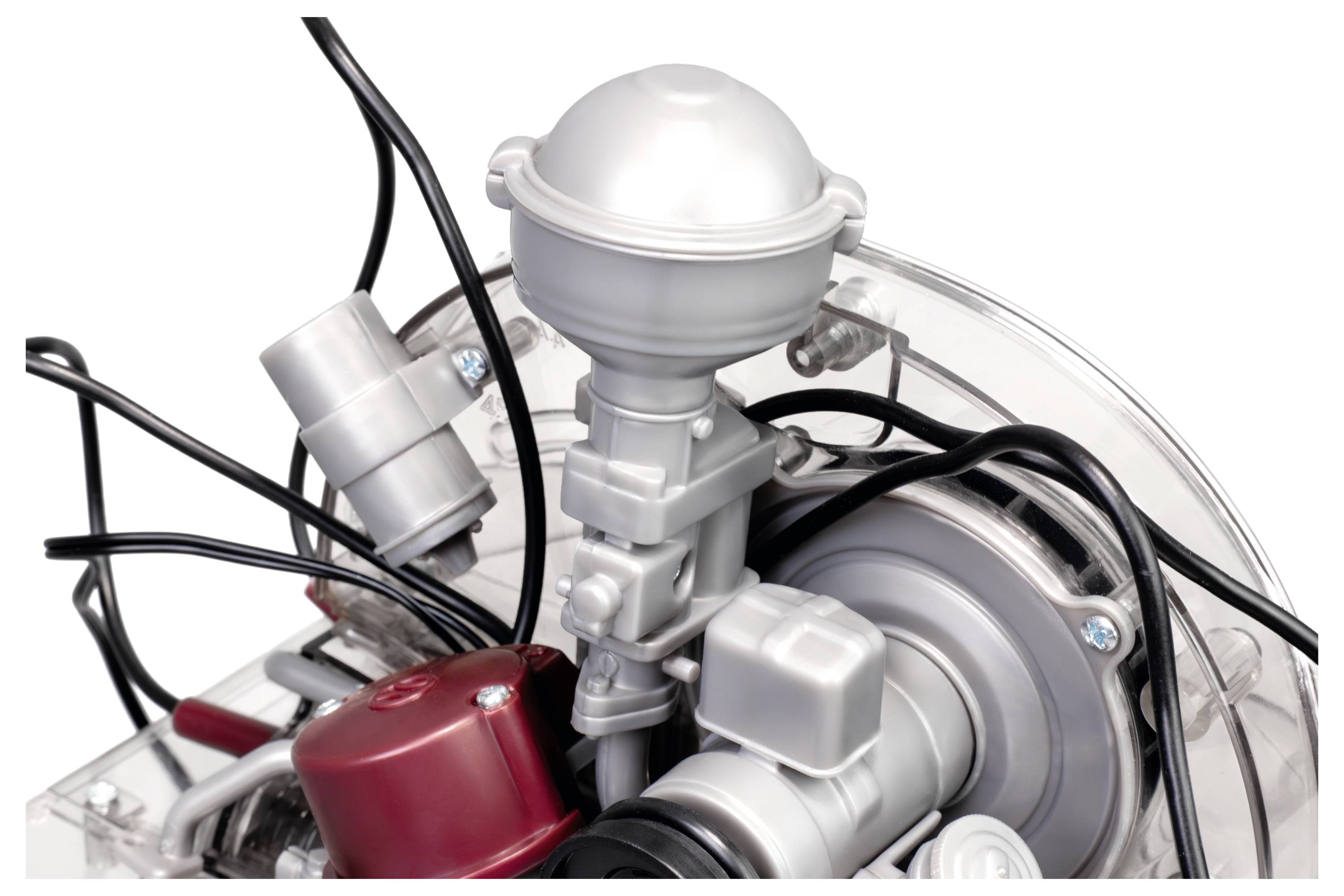 Eine Nahaufnahme von mechanischen Motorkomponenten mit Kabeln und metallischen Teilen, die industrielle Technologie und technische Details präsentiert.