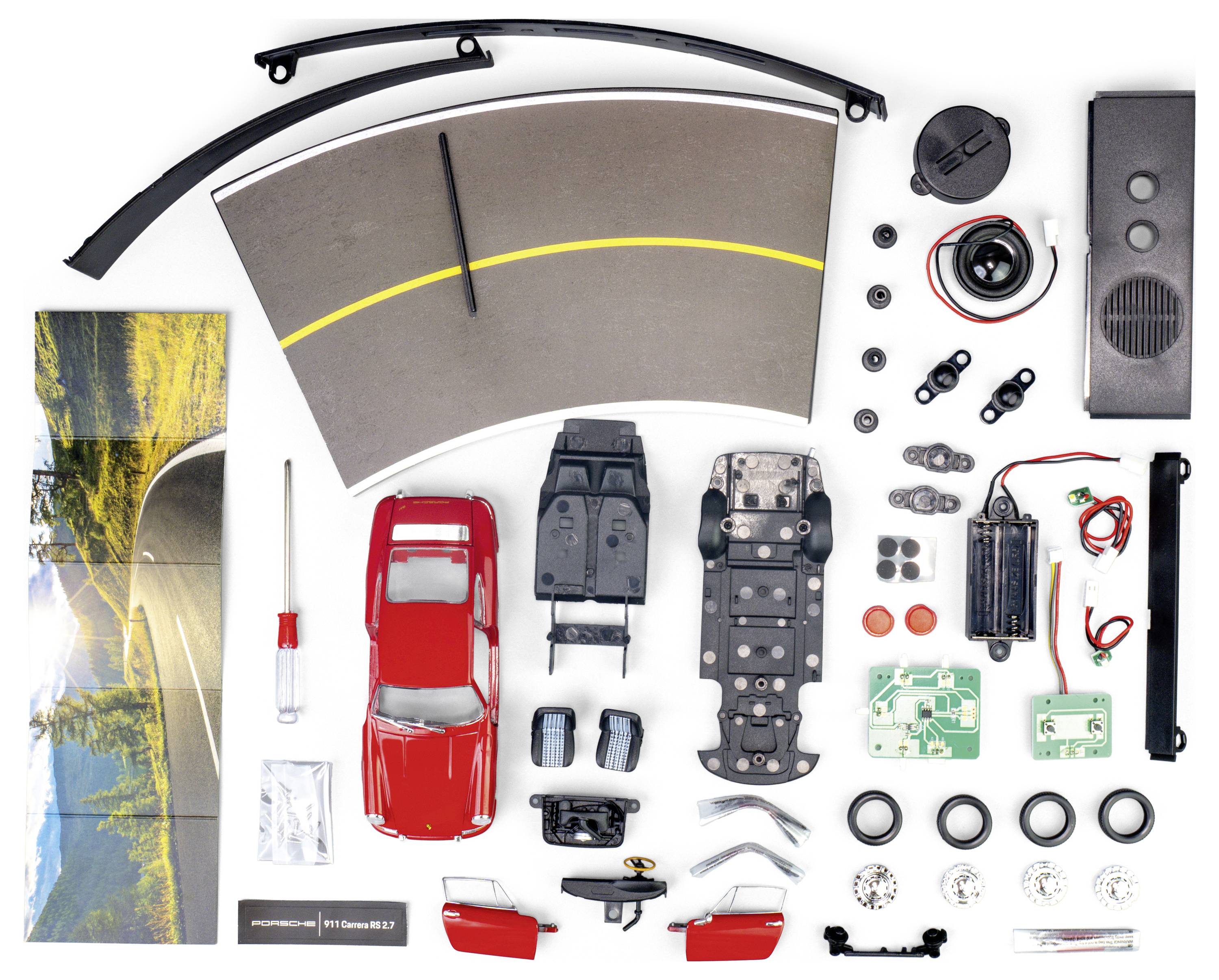 Modell-Autobausatz mit Teilen und Werkzeugen ausgelegt, einschließlich eines roten Fahrzeugkarosserie, Rädern, Leiterplatten und Montageanleitung.