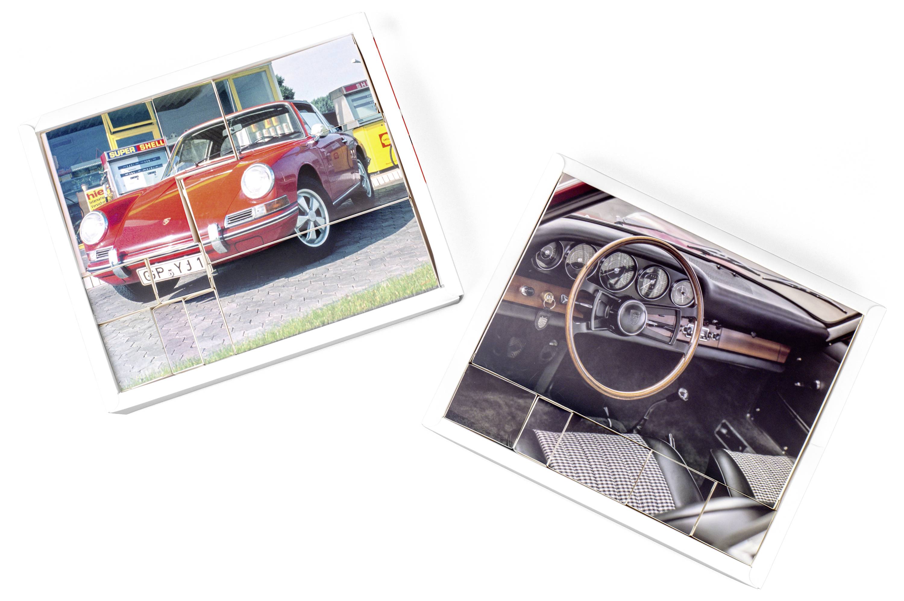 Ein Oldtimer-Sportwagen in Rot ist draußen geparkt, und sein Innenraum verfügt über ein klassisches Holzlenkrad und analoge Armaturenbrettinstrumente.