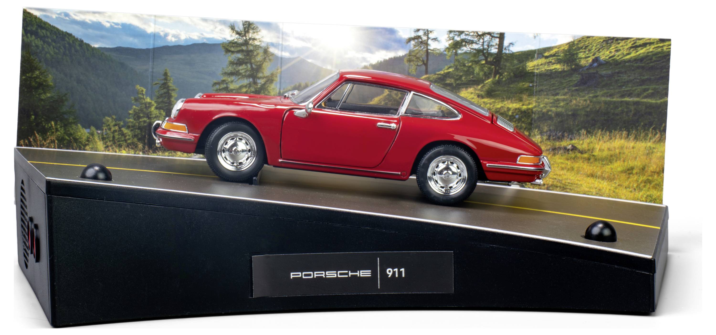 Modellauto-Präsentation eines roten klassischen Porsche 911 auf einer schwarzen Basis mit der Beschriftung 'Porsche 911'. Im Hintergrund ist eine malerische Berglandschaft zu sehen.