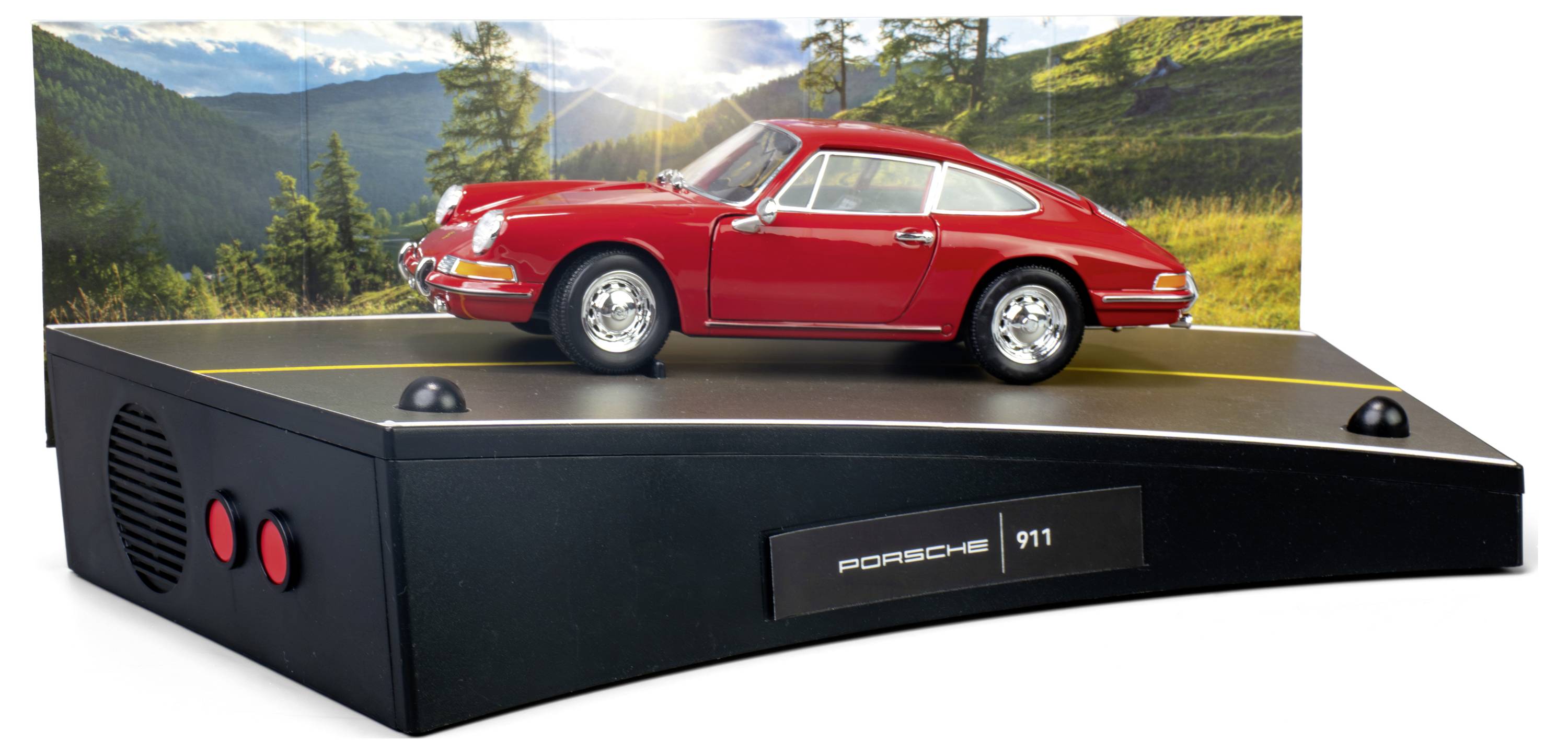Ein rotes Modell eines Porsche 911, das auf einem geschwungenen schwarzen Ständer präsentiert wird, vor einer malerischen Bergkulisse.
