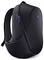Ein schlanker, schwarzer Rucksack mit minimalistischem Design, der ein kleines Alien-Logo und bunte Reißverschlusspuller vor einer glatten Oberfläche zeigt.