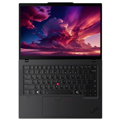 Ein Laptop ist geöffnet und zeigt ein lebhaftes Bild eines dramatischen Sonnenuntergangs mit dunklen Wolken und orange-roten Farbtönen. Die Tastatur und das Trackpad sind sichtbar.