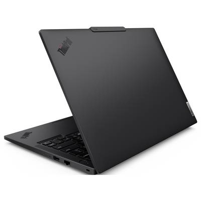 Ein teilweise geöffneter schwarzer Laptop, von hinten und von der linken Seite betrachtet, mit dem ThinkPad-Logo auf dem Deckel.
