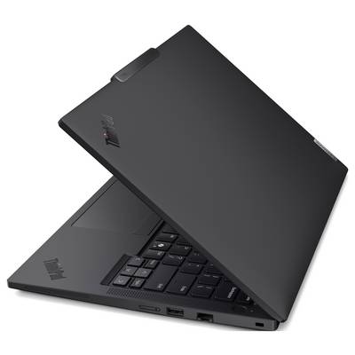 Ein schwarzer Laptop, teilweise geöffnet, zeigt seine Tastatur. Einige Anschlüsse und ein roter Trackpoint sind sichtbar, mit einem eleganten, modernen Design.