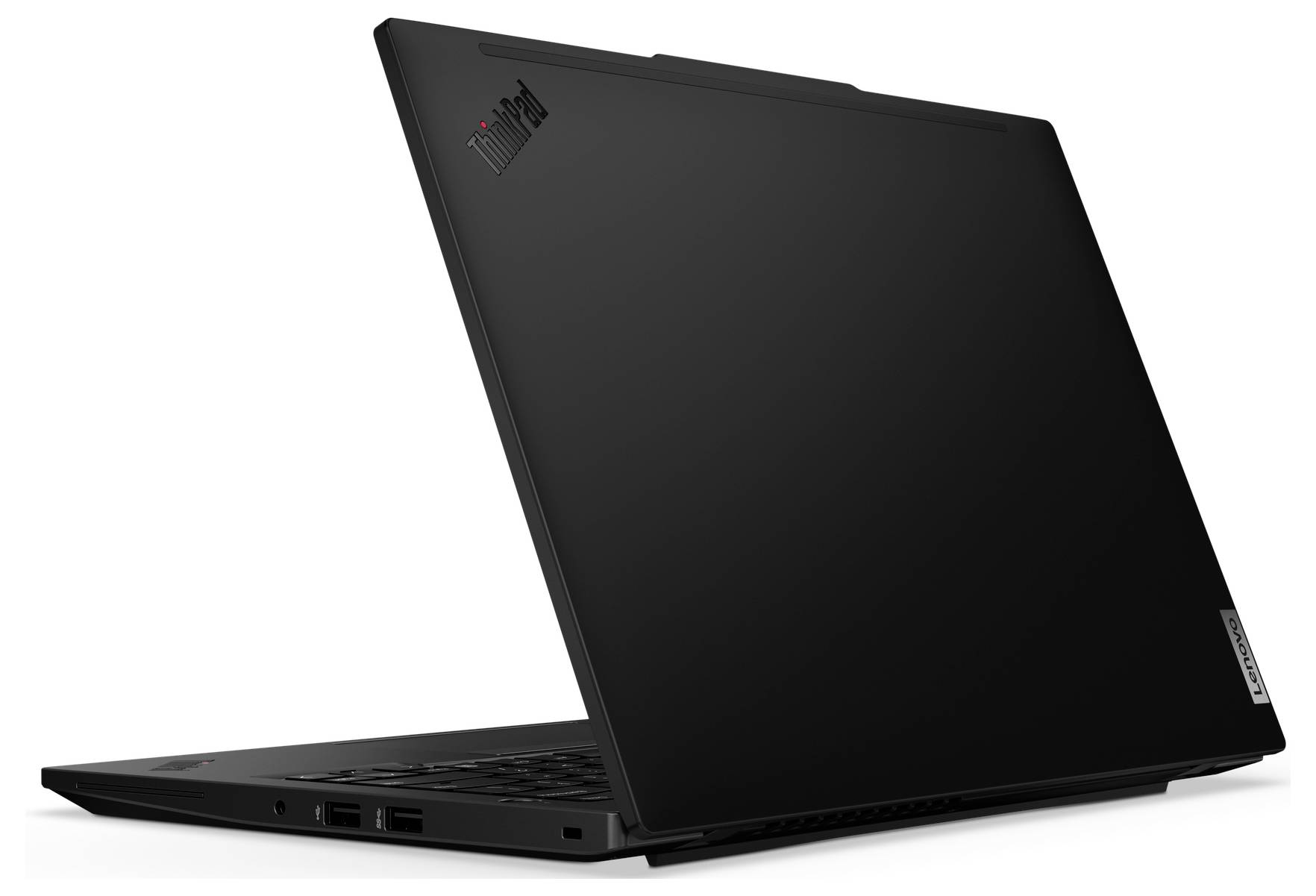 Ein schwarzer Laptop, teilweise geöffnet, mit Blick auf die Rückseite, auf deren Deckel ein 'ThinkPad' Logo zu sehen ist. Das Gerät ist schlank und leicht schräg positioniert.
